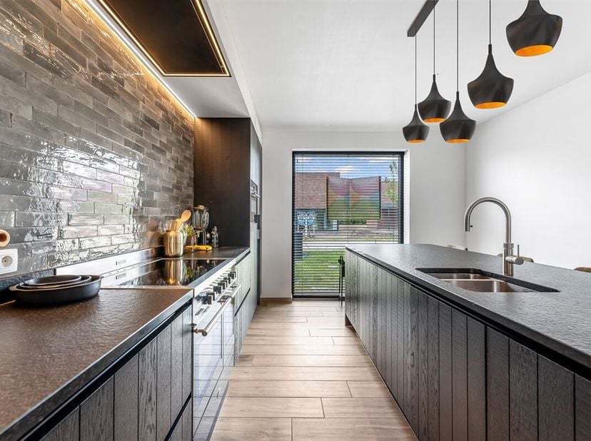 Energiezuinige, kwalitatieve woning (220m2) onder registratie!&lt;br /&gt;
Belangrijkste troeven:&lt;br /&gt;
- Kwalitatief afgewerkt: keuken volledig op maat met