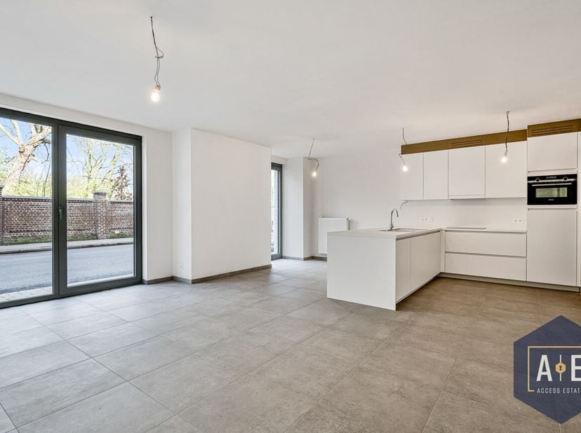 Ontdek dit functionele appartement van 119 m² met een terras van 10m², gelegen op het gelijkvloers van Residentie Albatros, en vlakbij park Baron Casi