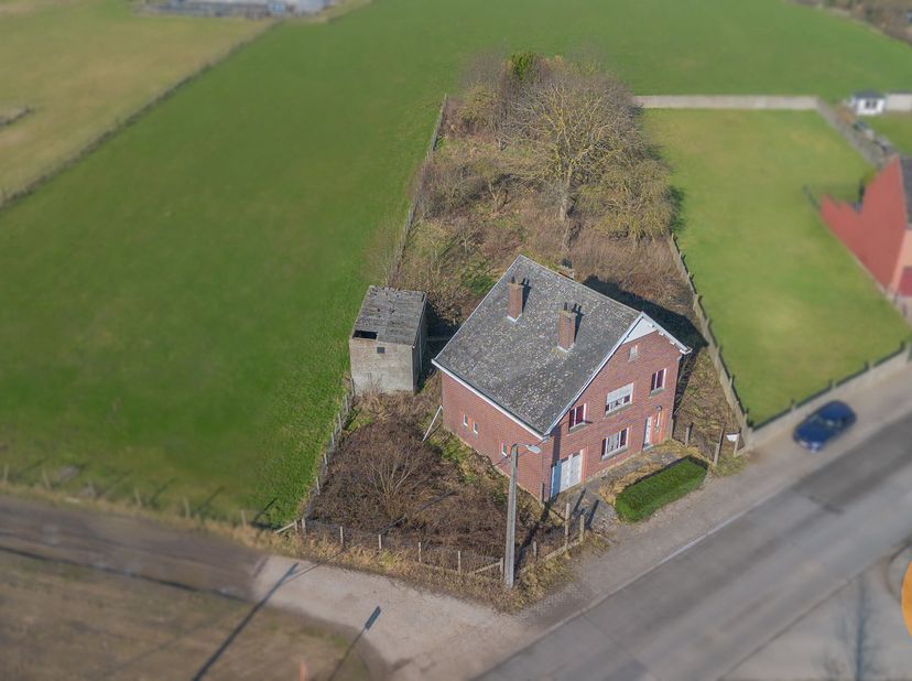 AAIGEM - Te renoveren woning met groot perceel&lt;br /&gt;
Statige woning gelegen in het landelijke Aaigem, met een vlotte verbinding naar de E40 en in de n