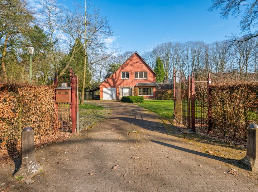 Droom jij van een omheinde tuin van ca. 2192 m² met &#039;oprijlaan&#039;? Een renovatieproject om van een charmante woning helemaal jouw eigen thuis te maken?