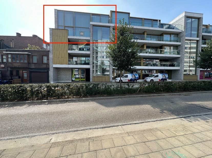 Dit luxueuze appartement is gelegen in het hart van Tongeren en biedt een adembenemend uitzicht over de stad. Het penthouse beschikt over 2 ruime terr