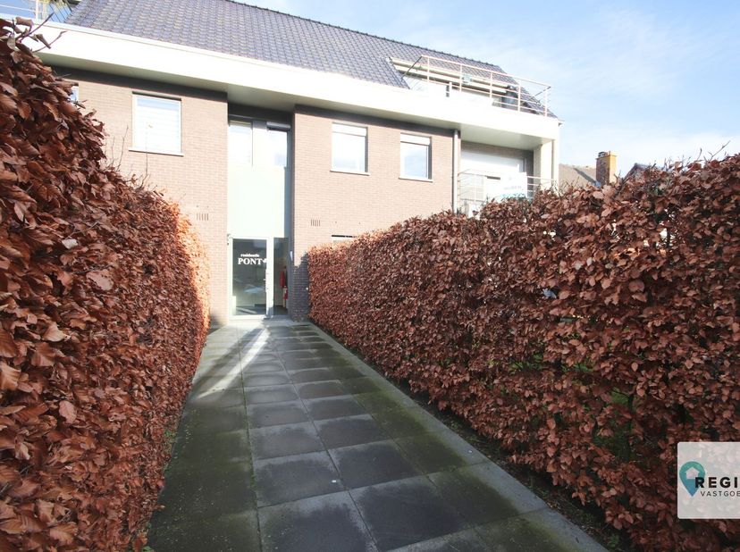 Dit twee-slaapkamerappartement + dubbele garage biedt enkel voordelen aan de toekomstig bewoners.&lt;br /&gt;
Relatief recent (2011), kleinschalig project i