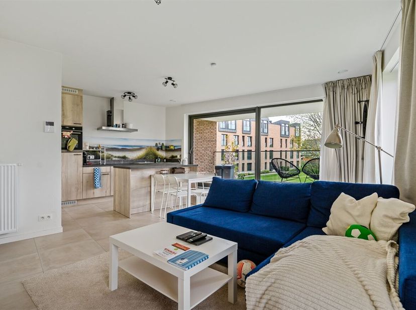 Dit charmante 1-slaapkamer appartement biedt een comfortabele en moderne leefruimte op een geweldige locatie. Gelegen in een autoluw en doodlopende st