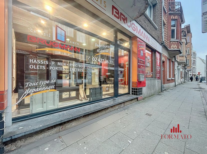 Situé dans une rue dynamique et bien desservie, ce rez-de-chaussée commercial de 62 m² offre une belle opportunité pour tout type d&#039;activité professio
