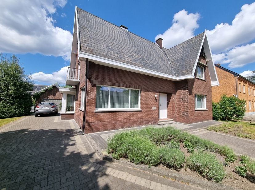 Zeer ruime, instapklare woning met 4 slpks op een prachtig perceel van 16a33ca, met een straatbreedte van 30m, gelegen op wandelafstand van Zonhoven-c