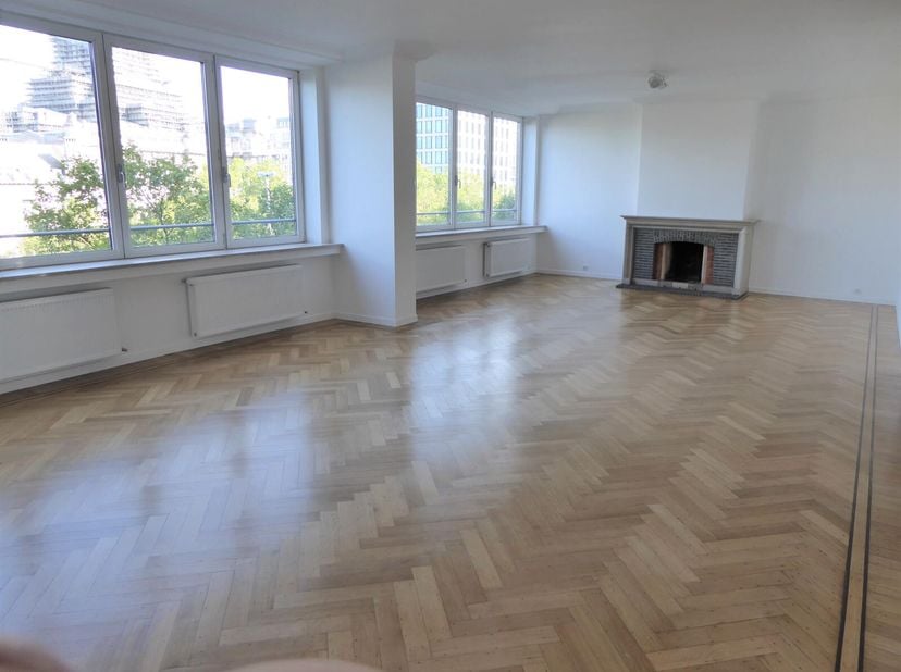 Idéalement situé proche de la Place Louise, au 7ème étage d&#039;un immeuble de standing, cet appartement de +/- 140m² se compose: d&#039;un vaste hall dentrée,