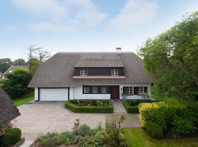 Cette authentique villa est située sur un terrain de 1053 m² orienté plein sud et offre une surface habitable de 318 m². Située dans l&#039;une des plus be