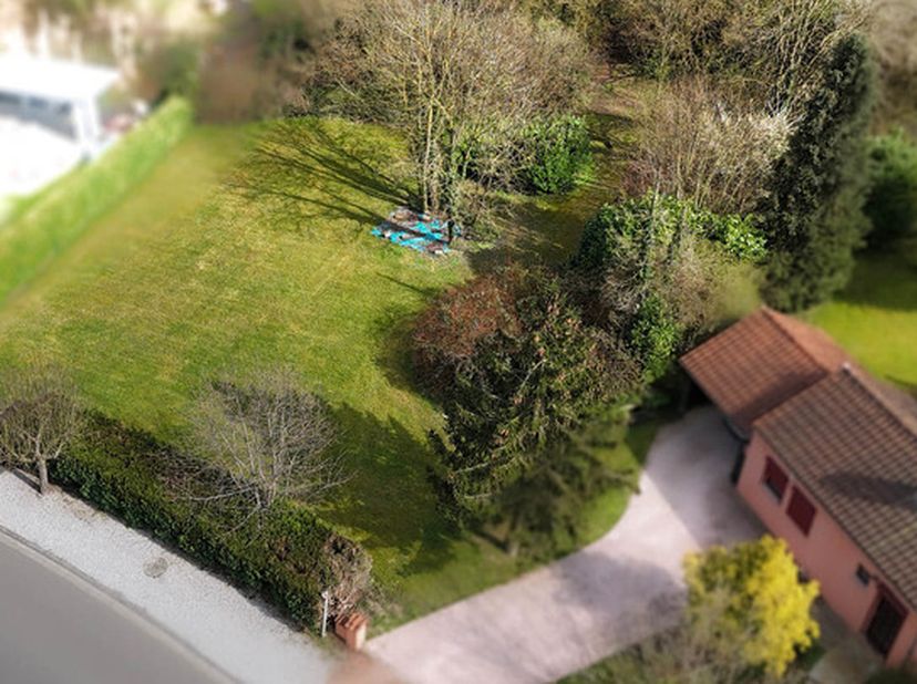 Magnifique terrain à bâtir idéalement situé dans un quartier calme et verdoyant, à proximité du centre de Montigny-le-Tilleul et ses nombreuses facili