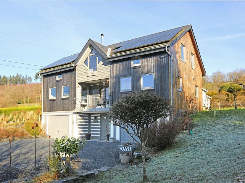DE VERKOOPSOVEREENKOMST IS GETEKEND Zeer mooie eigendom van 7628 m² met zijn aangename woning 4 gevels en een groot bebost terrein in het dorp Dohan,