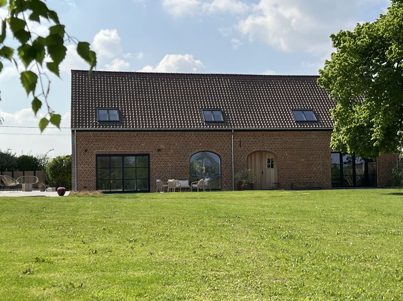 Dit nieuw gebouw van 300 m², gerenoveerd in 2024 met hoogwaardige materialen: vloerverwarming, performante isolatie, EPC B, nieuwe aluminium ramen en