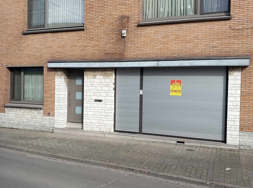Rez de chaussée bien situé à louer avec nombreuses possibilités : commerce de détail, bureaux, profession libérale, soin de la personne,... facilité d