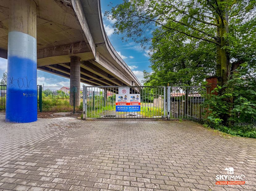 Lagence Skyimmo a le plaisir de vous présenter cet entrepôt idéalement situé à Seraing !&lt;br /&gt;
D&#039;une superficie de 177 m², ce bien offre un espace pol