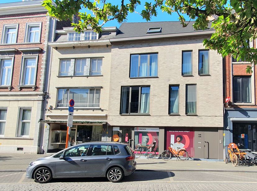 Lichtrijk appartement met 2 slaapkamers gelegen op de Maastrichterstraat in het centrum van Hasselt. Winkels, scholen, restaurants,... op wandelafstan