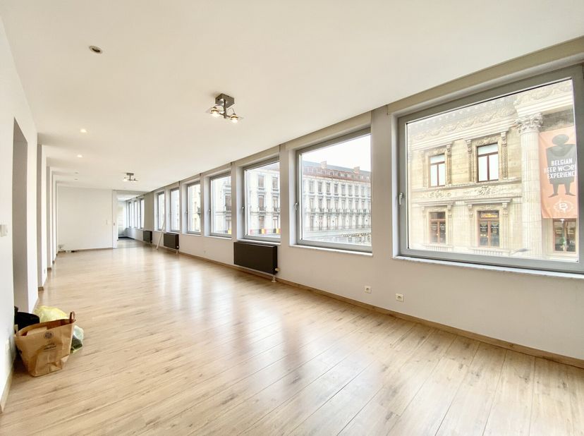 Dit appartement met 2 slaapkamers van 141 m² ligt in het centrum van Brussel, in het hart van een aantrekkelijke wijk. Het bestaat uit een inkomhal me