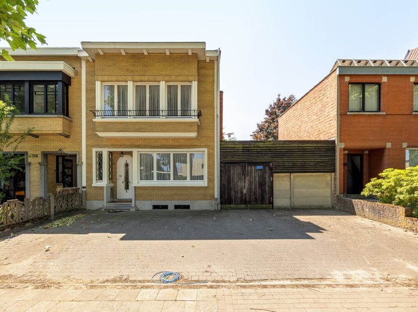 In een rustige en aangename straat in Boechout, meer bepaald aan de Binnensteenweg, bevindt zich deze te renoveren woning met bijhorend perceel grond.