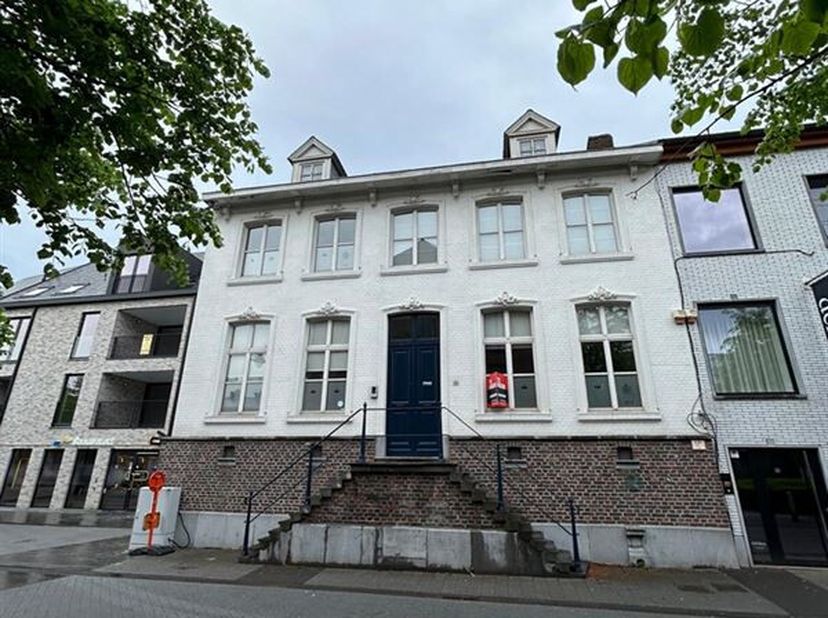 Prachtige handelsruimte met bovenliggende woonst gelegen in het centrum van Maaseik.&lt;br /&gt;
ALGEMEEN:&lt;br /&gt;
- Woonst met handels-/praktijkruimte. &lt;br /
