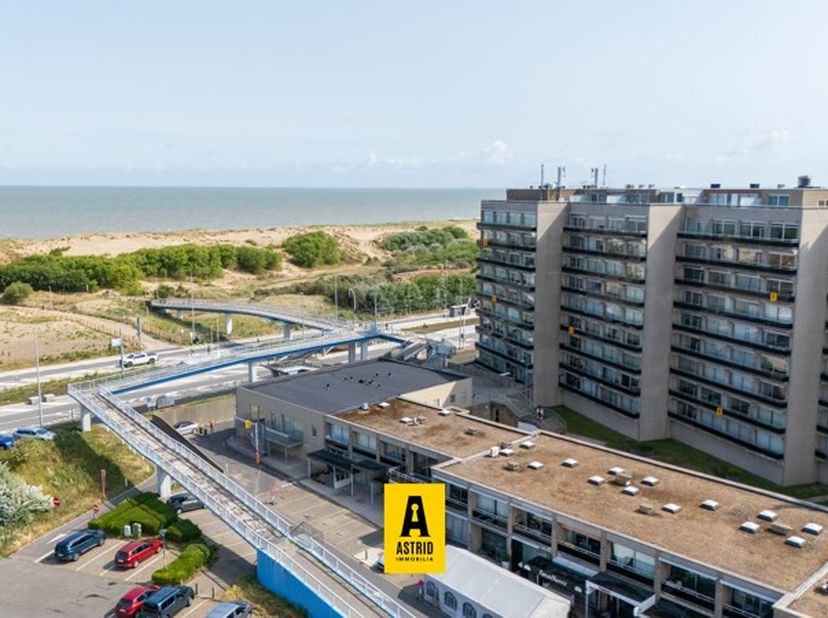 Instapklare zonnige studio met zeezicht op ideale ligging!!  Gelegen op de vijfde verdieping van de residentie Astrid (met lift) met zicht op de duine