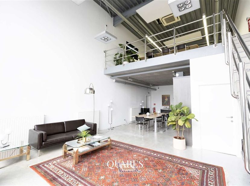 Ce qui rend cette propriété si unique, c&#039;est la combinaison entre l&#039;entrepôt et les bureaux. Cela vous permet d&#039;utiliser à la fois l&#039;entrepôt/l&#039;espace