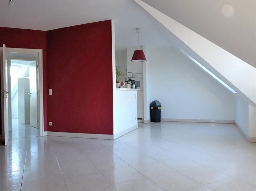 Ruim dakappartement te Melle, op/afrit E40 Wetteren - R4 Melle en station Melle op 5 min rijden. Openbaar vervoer op wandelafstand. Beschikt over een