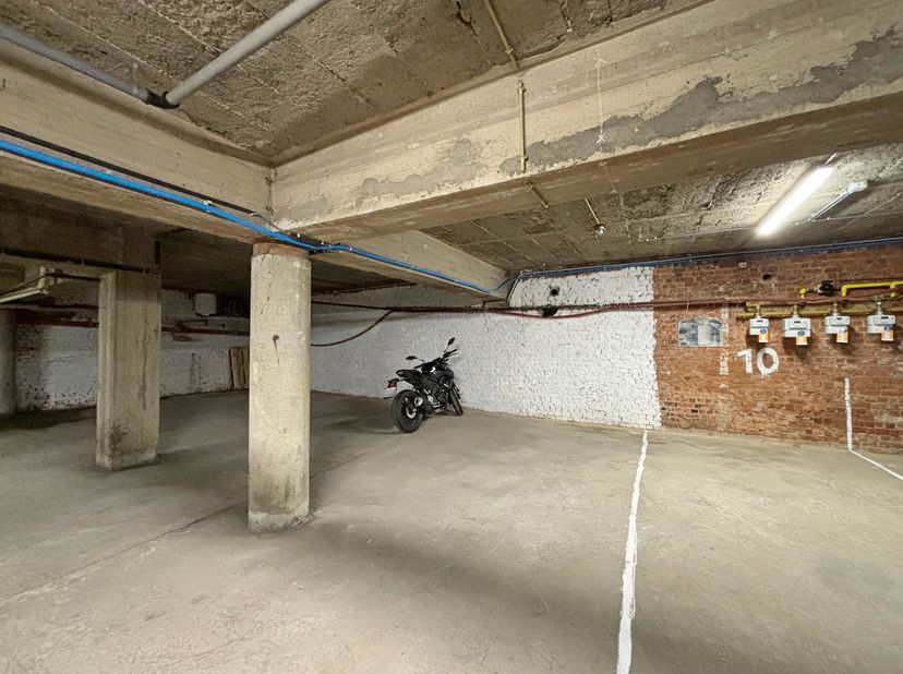 Deze 4 autostaanplaatsen zijn gelegen in de ondergrondse parking van een gebouw gelegen op de hoek met de Groenenborgerlaan en de Prins Boudewijnlaan.
