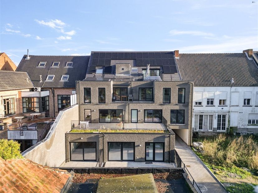 Mooi afgewerkt 1 slaapkamer appartement met carport!&lt;br /&gt;
Gelegen in het hartje van Sint-Gillis-Waas. Alle nodige voorzieningen dichtbij.&lt;br /&gt;
Ideaa