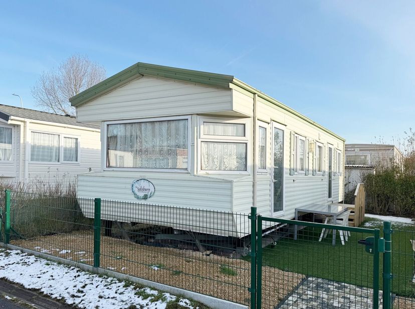 Goed onderhouden stacaravan op eigen grond in het prachtige vakantiedomein Dunepark op 800m van de zee. Domein met openlucht zwembad, sportvelden, spe
