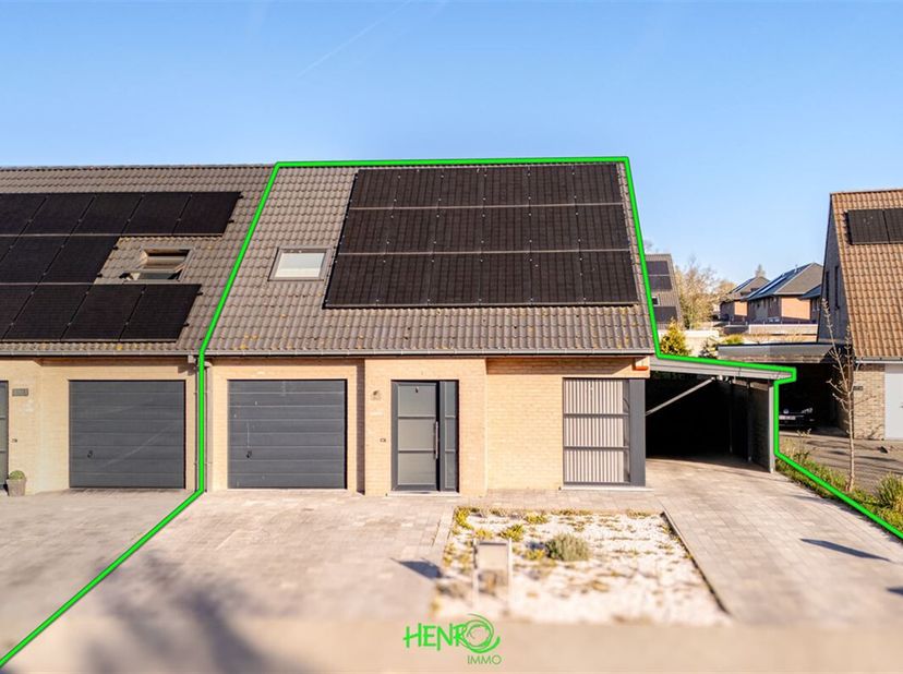Découvrez cette charmante maison construite en 2009 sur un terrain de 4 ares 02 centiares. Offrant une surface habitable de 105 m² (hors garage, greni