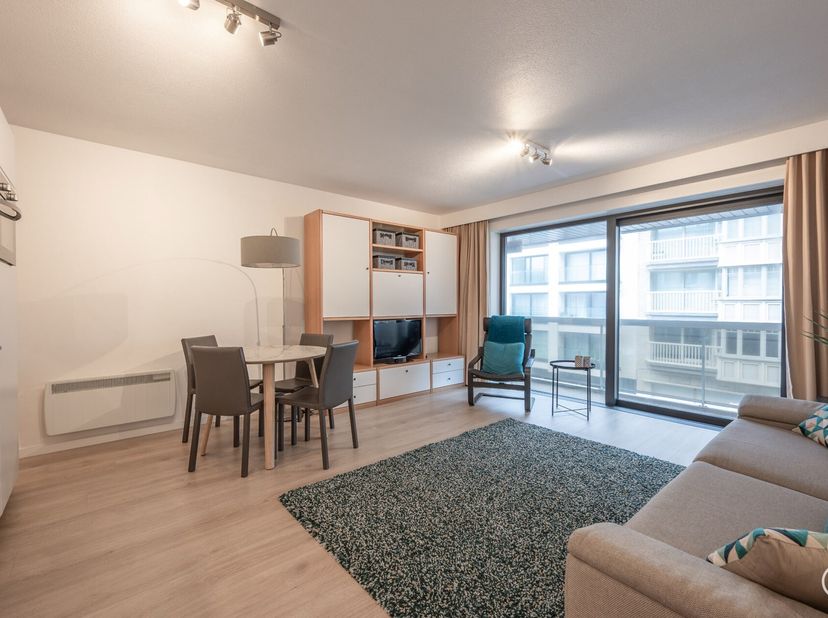Dit prachtige appartement met zijdelings zeezicht heeft alles wat u nodig heeft voor een ontspannen verblijf aan de Belgische kust.&lt;br /&gt;
Indeling:&lt;br