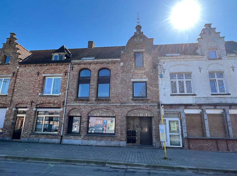 Dit lichtrijke en praktische appartement biedt alles wat je nodig hebt voor comfortabel wonen. Geniet van een zongericht terras en een garage met dire