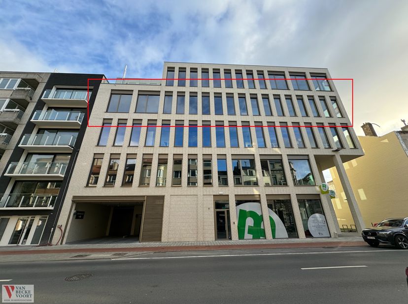 Sublieme en stijlvolle kantoorruimte die voldoet aan eigentijdse normen. Gelegen aan de Nieuwpoortsesteenweg, een invalsader richting Oostende, is het