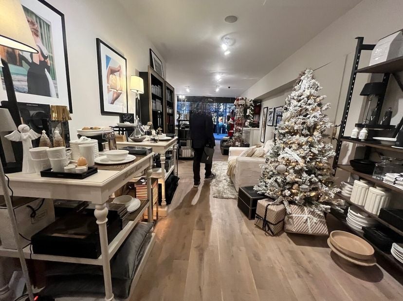 Bijzonder breed handelspand met 8.05 m voorgevel façade en ongeveer 22m zijglasvitrine.&lt;br /&gt;
Dit pand bestaat uit een handelsgelijkvloers van 172m²,