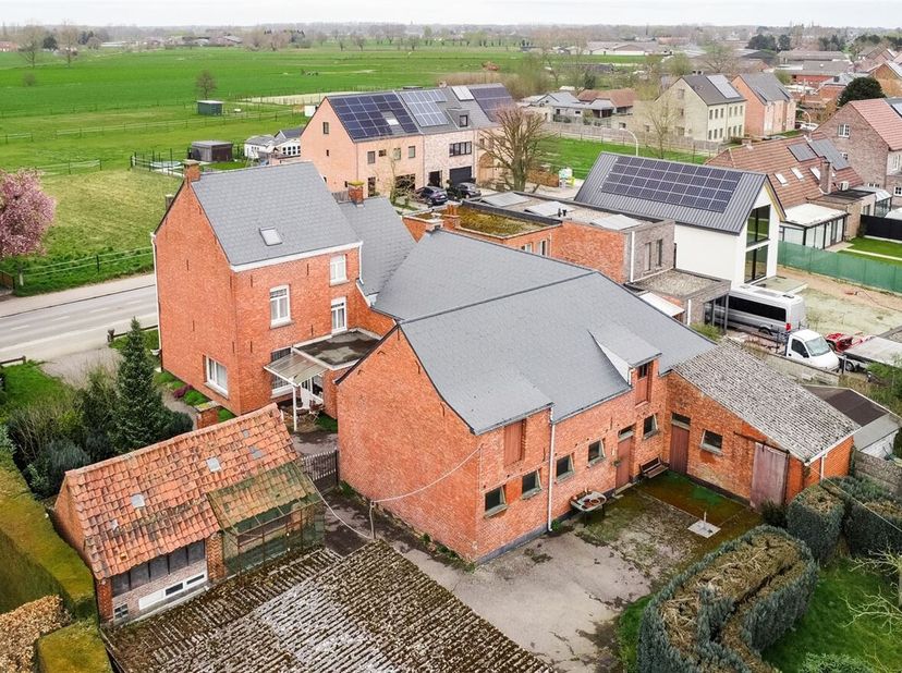 OPENHUIZENDAG 10/5 - 17u00-18u00&lt;br /&gt;
Op de grens van het prachtige Lier, bevindt zich deze riante te renoveren woning met  bijzonder veel potentieel