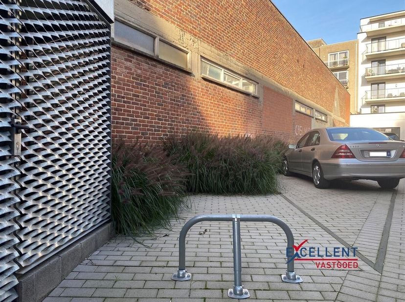 Garage à vendre
                    à 9800 Deinze