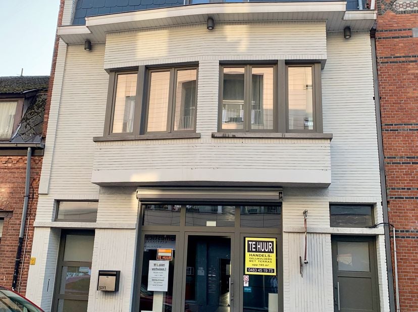 Bien professionnel à vendre
                    à 2400 Mol