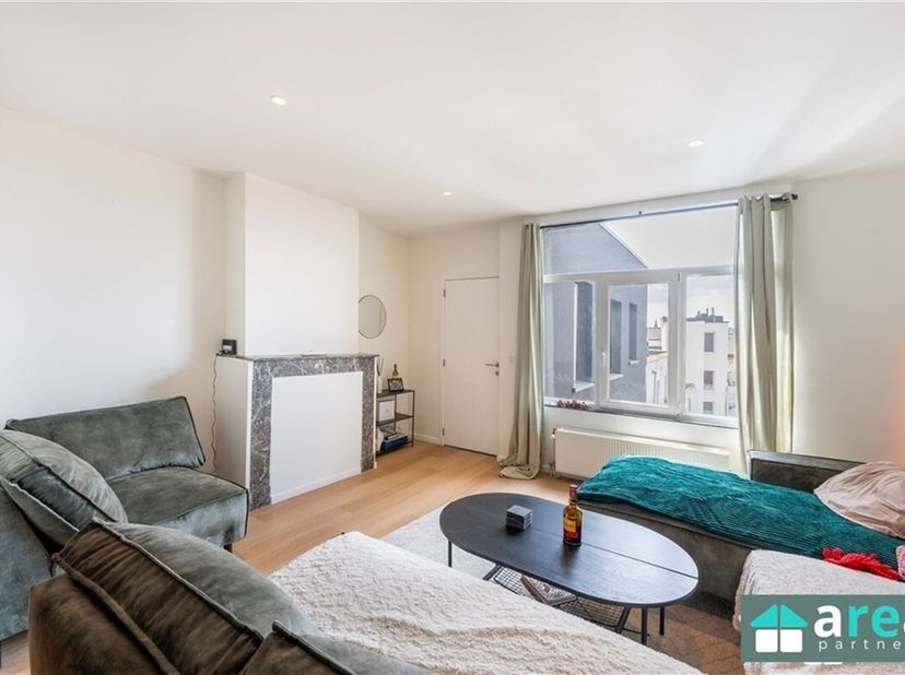 Dit ruim en licht 2 slaapkamer appartement op de derde verdieping maakt deel uit van een kleinschalig gebouw bestaande uit 3 units zonder lift. Het ap