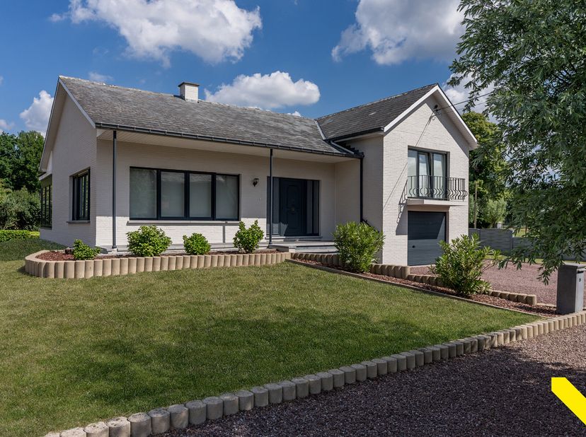 Prachtige instapklare villa op een ruim perceel.&lt;br /&gt;
We betreden deze eigendom via een royale inkomhal om vervolgens door te gaan naar de ruime lich