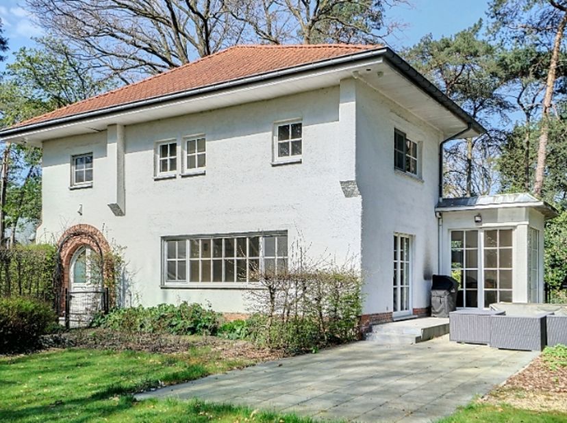  Residentieel, in bosrijke omgeving gelegen villa met aangelegde tuin met veel privacy op een perceel van 16a80ca.&lt;br /&gt;
Omvat: kelders -  inkomhal, z