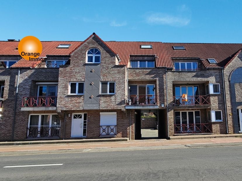 Dit appartement is gelegen vlakbij de commerciële centra Maasmechelen Village, M2, de Pauwengraaf en in de nabijheid van de autostrades richting NL, B
