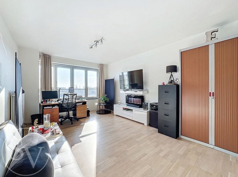 Dit comfortabele en energiezuinige (EPC A) 1-slaapkamer appartement van 76 m² bevindt zich op de zevende verdieping van Residentie Belgiëlei. Via de i