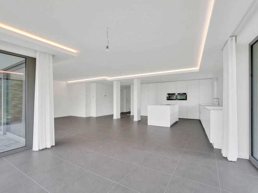 Tijdelijke verhuur tot oktober 2026. &lt;br /&gt;
&lt;br /&gt;
We vinden dit ruime (147m2) 2 slaapkamer-appartement (opgeleverd in 2018) terug op de vierde verdie