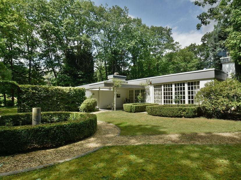 Schitterende villa-bungalow (450 m²), exclusief gelegen in de villawijk &quot;Zilverkust&quot; te Lanaken-Rekem, op een fraai perceel van 2.850 m², grenzend aan