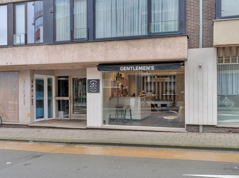 De handelsruimte is instapklaar en perfect geschikt voor diverse commerciële activiteiten. De grote vitrine zorgt voor een opvallende etalage en biedt