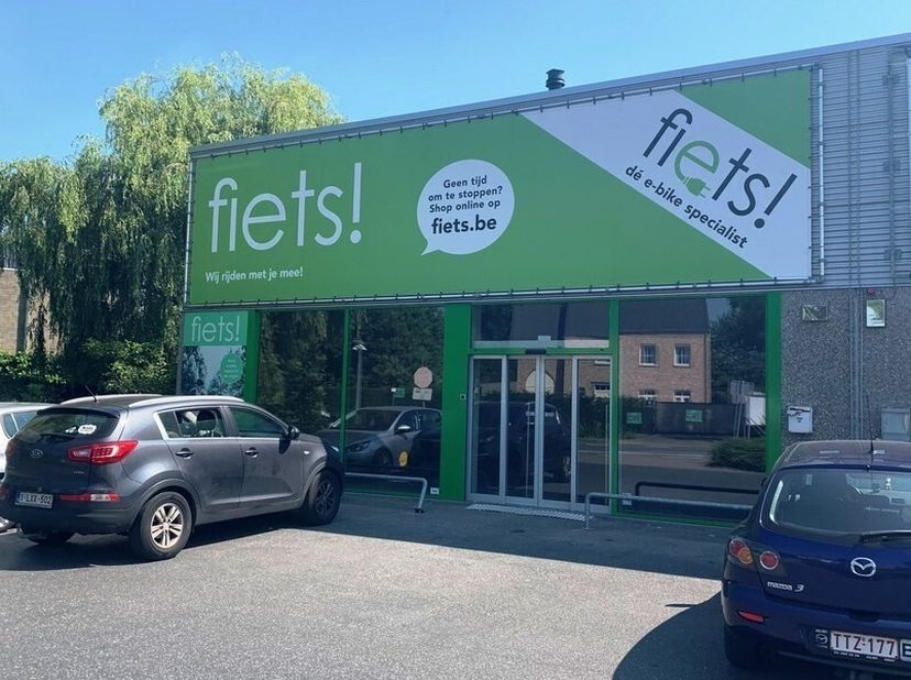 Magasin de 579m²&lt;br /&gt;
Emplacement : emplacement visible sur la N449 entre Gand et Lokeren, à proximité du R4 et de l&#039;E17&lt;br /&gt;
Spécifications : façad
