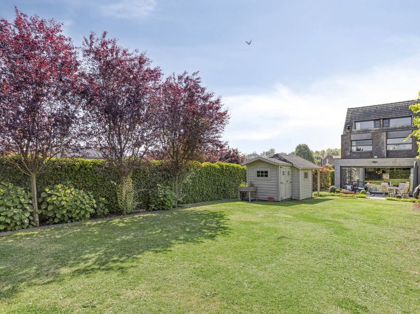 LEEMANS IMMOBILIËN biedt u deze ruime moderne familiewoning aan gelegen in het landelijke Mollem, ideaal gelegen in een rustige doodlopende straat. In