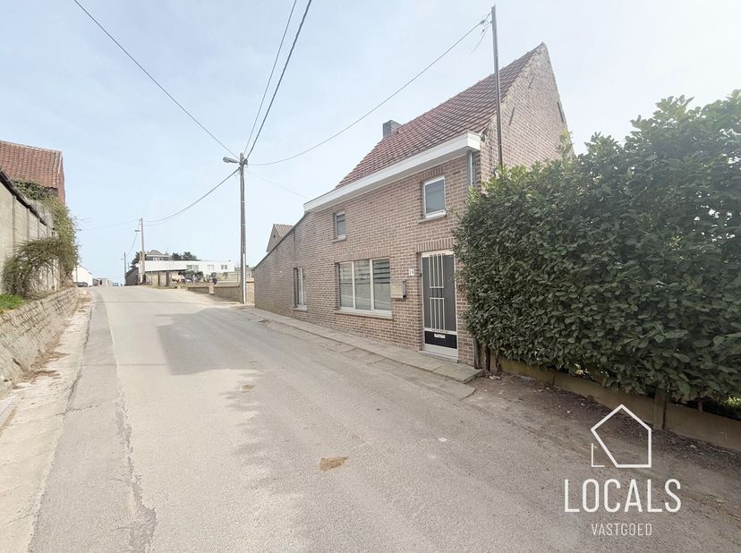 Op een zeer interessante locatie nabij tal van voorzieningen treffen we deze op te frissen woning in centrum Kerksken. Mits wat renovatie tovert u dez