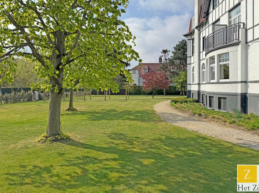 À l&#039;angle de l&#039;Elizabetlaan et de la Fochlaan à Knokke Het Zoute se trouve cet appartement à rénover dans une résidence villa au caractère unique. L&#039;i