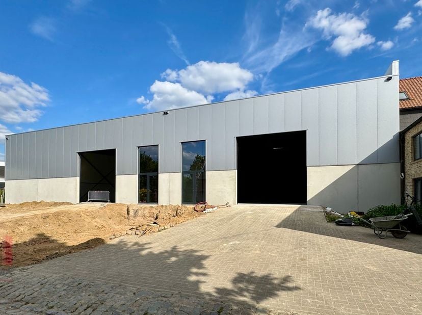 Unité PME nouvellement construite d&#039;une superficie de 654 m² à louer, idéalement située à proximité de la très animée Assesteenweg, avec un accès faci