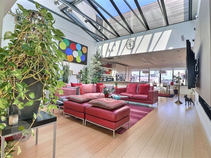 Magnifique loft de 2 chambres non meublé situé au 5ème et dernier étage d&#039;un immeuble propre et bien entretenu dans un quartier résidentiel proche de