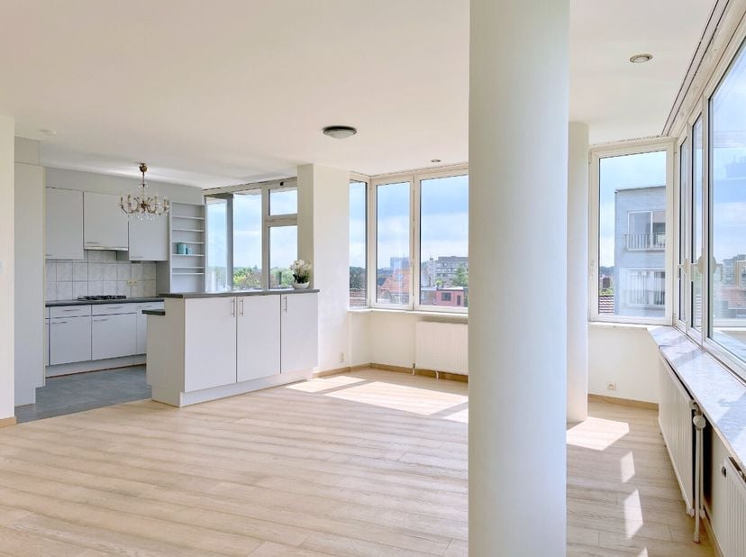 Welkom op het Sint-Jansplein 14 b 35 : een ruim appartement van 129 m² woonplezier met een prachtig uitzicht op de Sint-Jansparochie.Met een instapkla