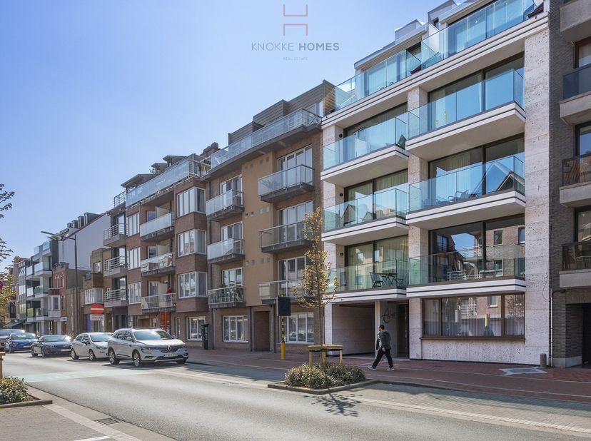 Uniek nieuwbouwappartement met twee slaapkamers op een toplocatie in de Paul Parmentierlaan. Het appartement beschikt over een ruime inkomhal met gast